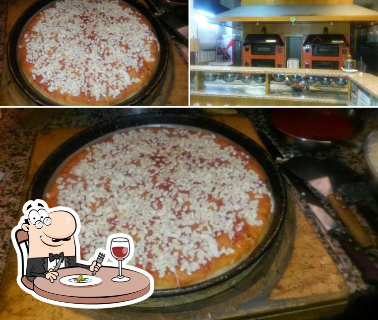 Еда и внутреннее оформление - все это можно увидеть на этой фотографии из Pizzeria A' Scogliera