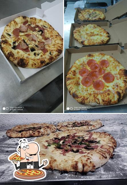Order pizza at Pizza Napoli Kolympia