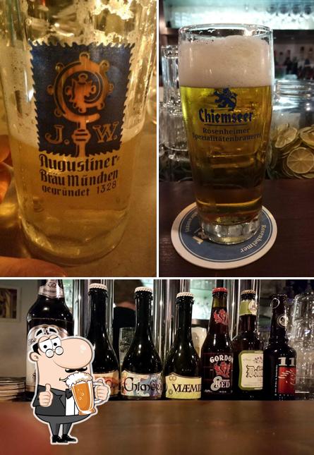 Puoi ordinare un rinfrescante bicchiere di birra chiara o scura