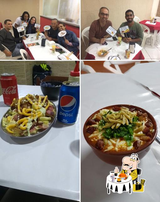 Entre diferentes coisas, comida e interior podem ser encontrados a Melhor Da Massa