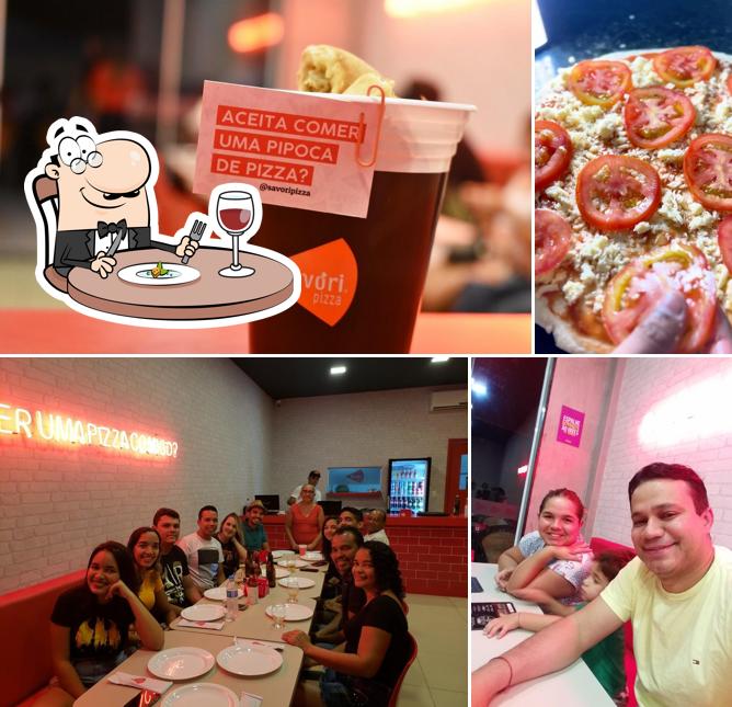 Entre diferentes coisas, comida e interior podem ser encontrados no Savóri Pizza Saci