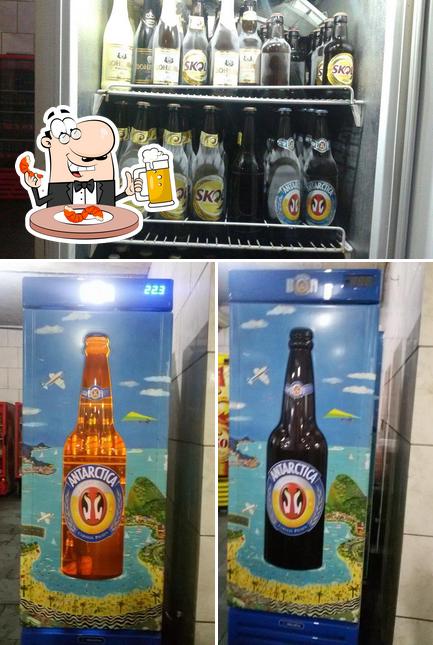 Desfute um copo de cerveja leve ou escura