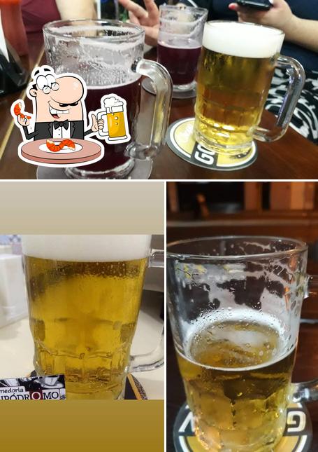 Desfute um copo de cerveja leve ou escura