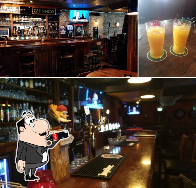 Взгляните на эту фотографию, где видны напитки и барная стойка в Mick O'Connells