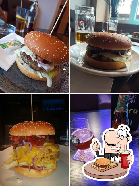 Prova un hamburger a Viva Bar & Lounge