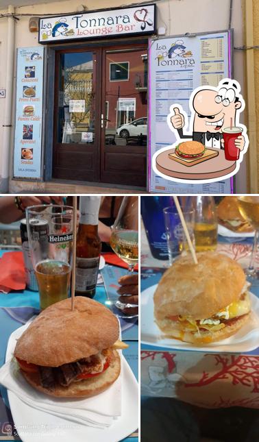 Ordina un hamburger a Lounge Bar La Tonnara