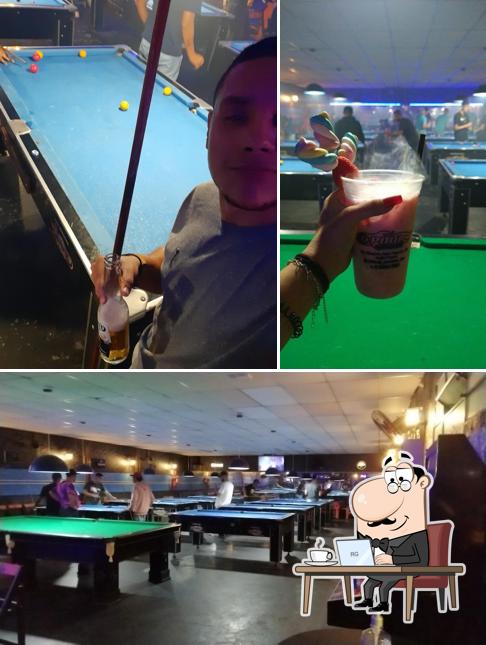 Посмотрите на внутренний интерьер "8 Ball Snooker Bar"