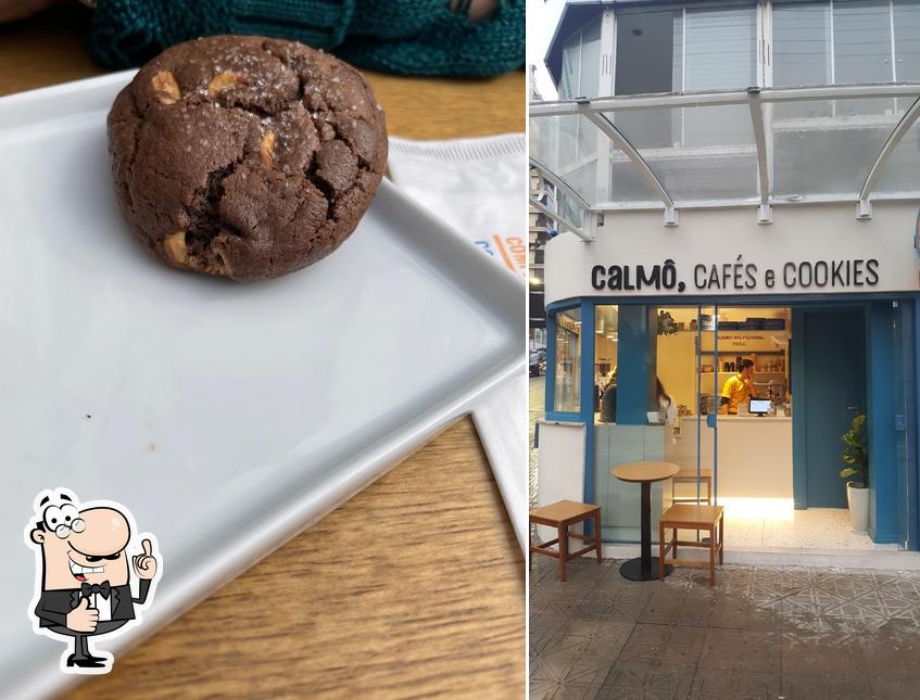 Look at this picture of Calmô, cafés e cookies