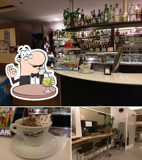 Guarda la foto che mostra la bevanda e interni di Bar Rivincita