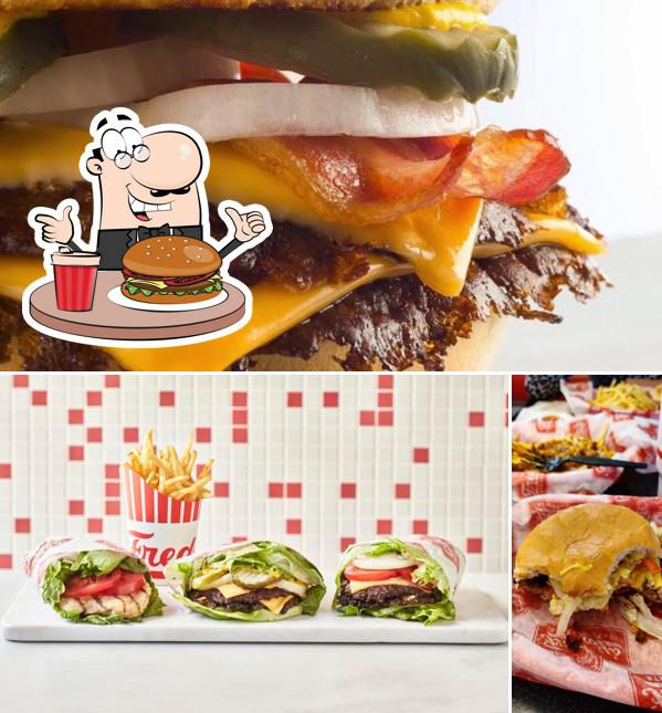 Prueba una hamburguesa en Freddy's Frozen Custard & Steakburgers