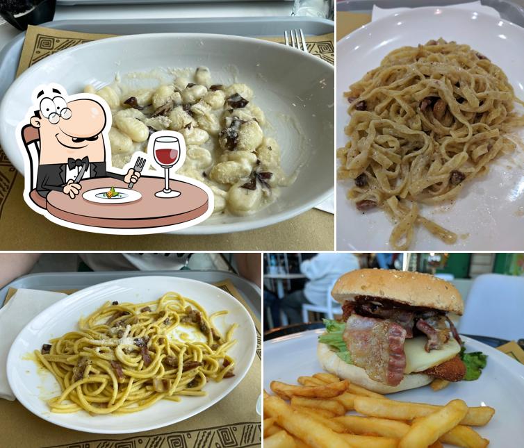 Gnocchi, spaghetti alla carbonara, spaghetti alla bolognese e hamburger al Pasta & Piastra