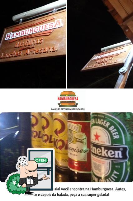 Confira a ilustração apresentando exterior e cerveja no Hamburguesa (das gurias)