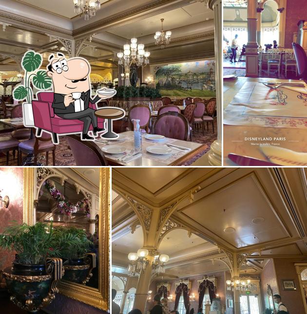 Installez-vous à l'une des tables de Plaza Gardens Restaurant