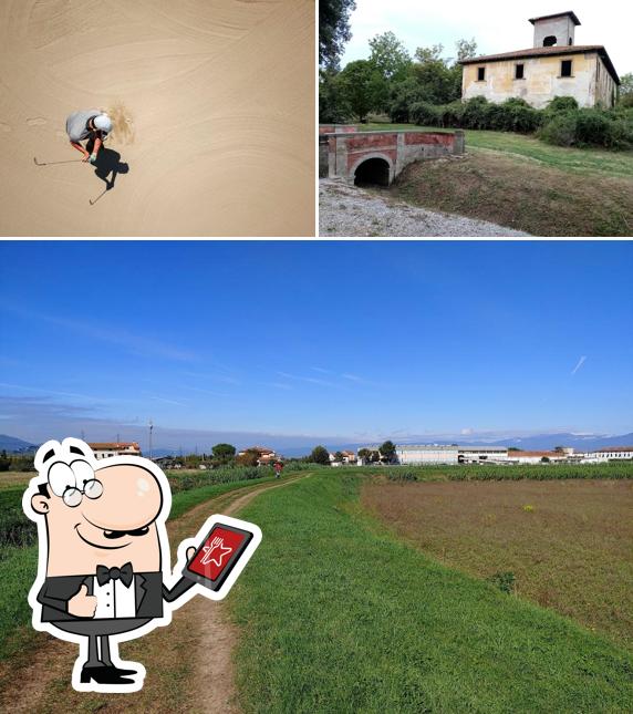 Puoi goderti l'aria fresca da seduto all'esterno di Le Pavoniere Golf & Country Club