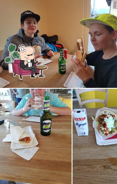 Dai un'occhiata agli interni di Ma Kebap Haus