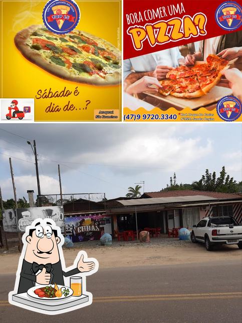 A TOP15 Pizzaria se destaca pelo comida e exterior