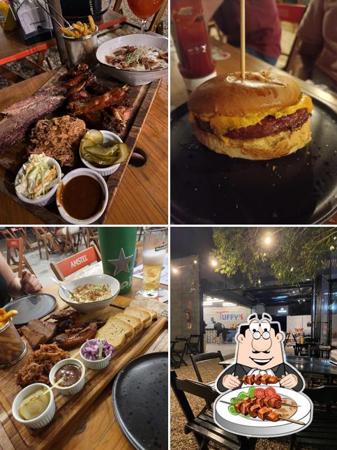 Esta é a imagem ilustrando comida e interior no Tuffy`s Smokehouse Chapecó