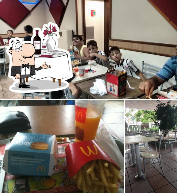 Entre diferentes coisas, mesa de jantar e bebida podem ser encontrados no McDonald's