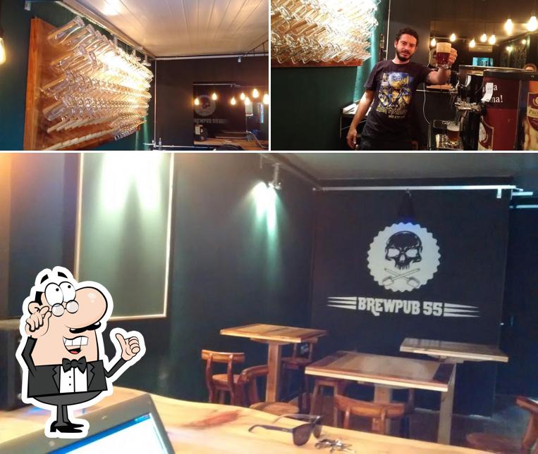 Entre diferentes coisas, interior e cerveja podem ser encontrados no Brewpub 55