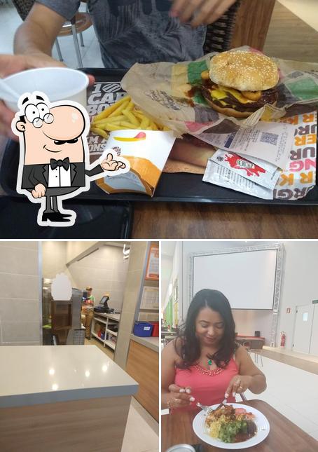 Esta é a foto mostrando interior e cidadãos no Burger King