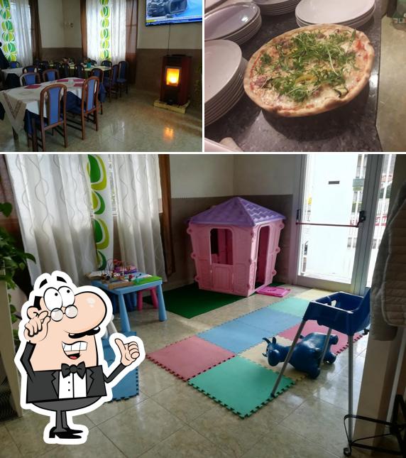 Tra le varie cose da Ristorante Pizzeria Il Girasole si possono trovare la interni e pizza