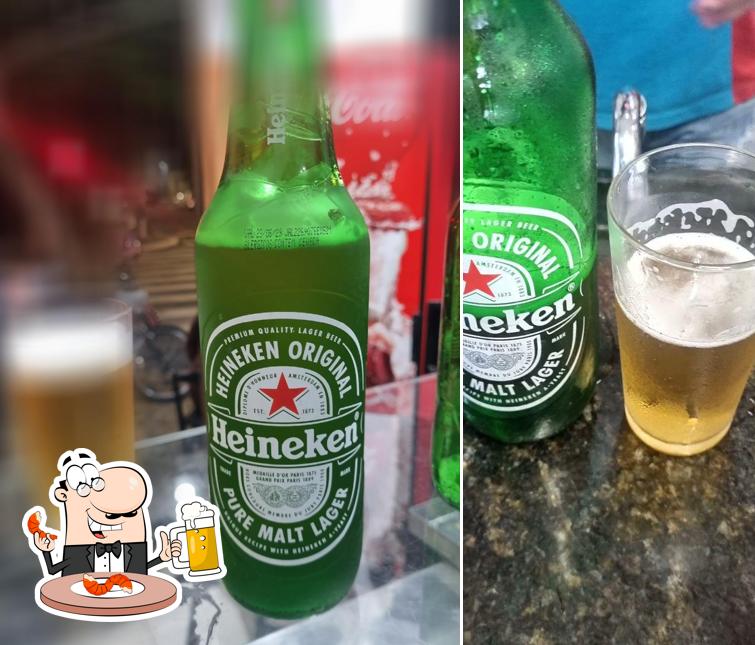 Desfute um copo de cerveja leve ou escura