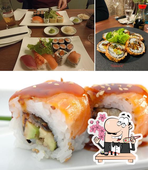 Sushi-Rollen werden von Sakura Sushibar serviert