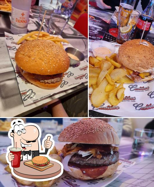 Probiert einen Burger bei Cadilac American Diner Fossalta di Portogruaro