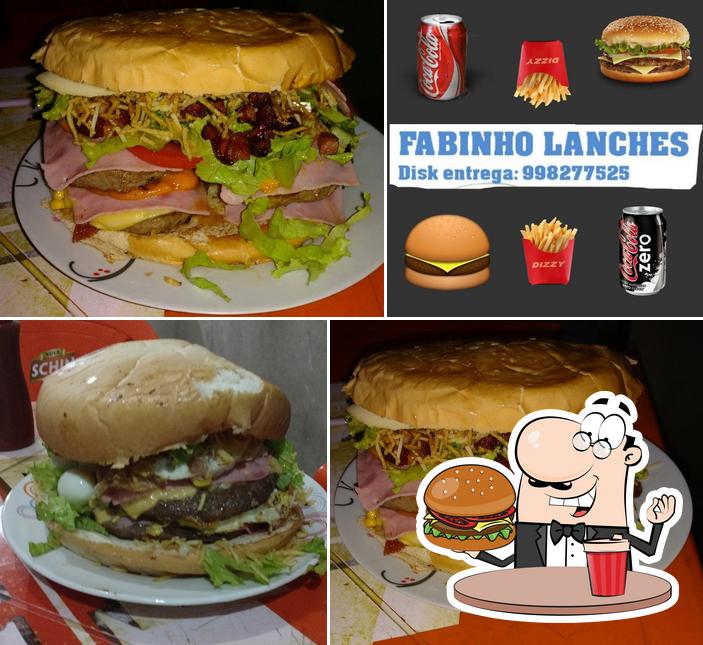 Delicie-se com um hambúrguer no Fabinho Lanches