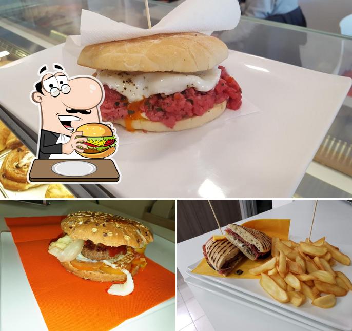 Ordina un hamburger a Planet Caffe