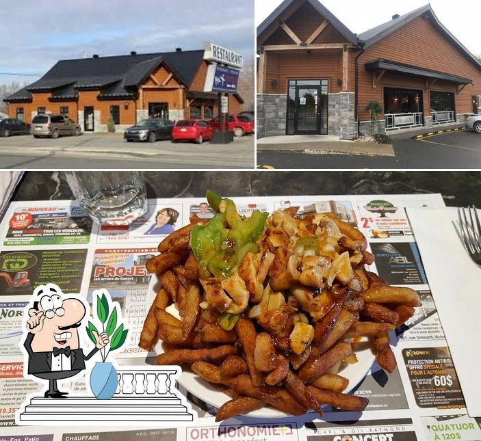 Parmi les différentes choses de la extérieur et la frites, une personne peut trouver sur Max Poutine