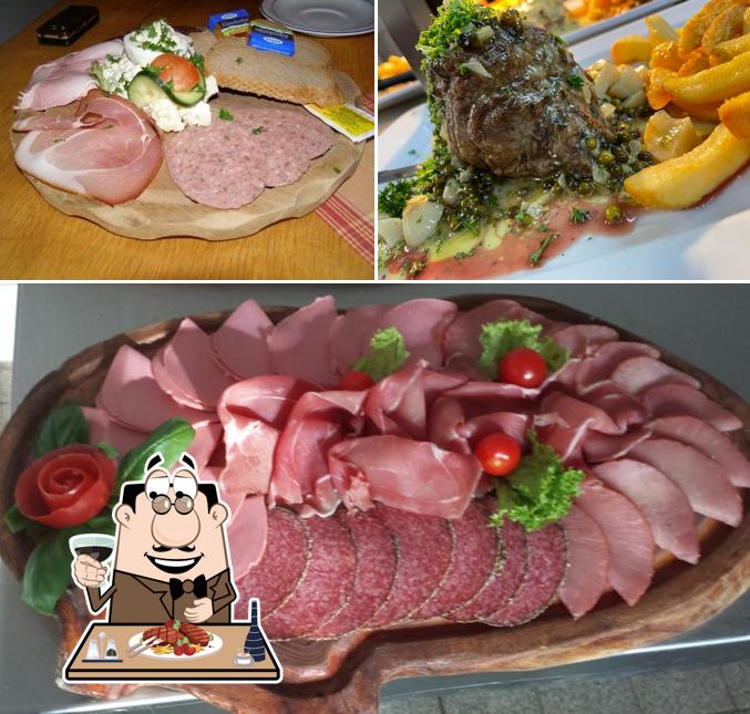 Try out meat meals at Auffelder Bauerncafe