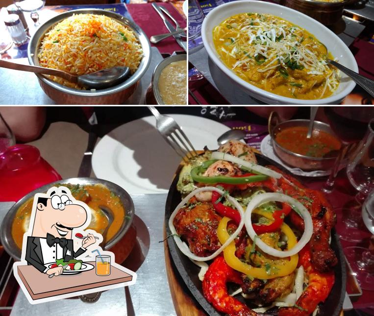 Это фотография, где изображены еда и внутреннее оформление в Restaurant Pokhara