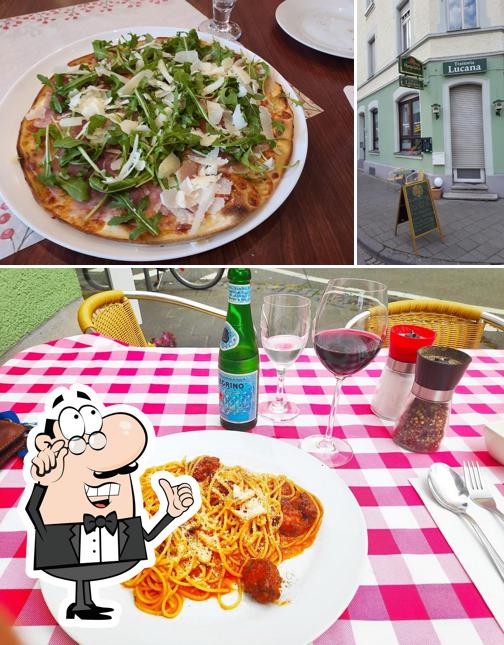 La intérieur et table à manger du restaurant