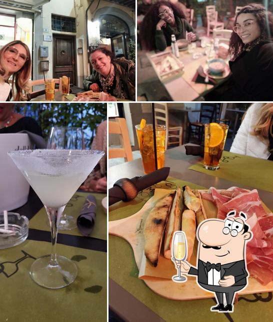 LOCO COMODO wine & social food serve alcolici