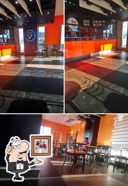 El interior de Chicken Licken Nkomo Village