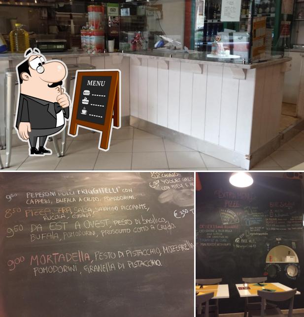 Among different things one can find blackboard and interior at GUStO al 129 Pizzeria Pisa