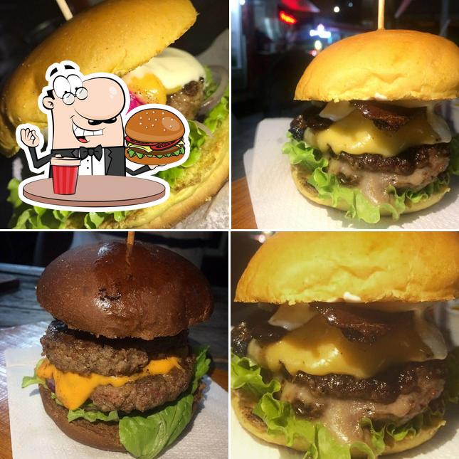 Delicie-se com um hambúrguer no Bárbaro's Burguer