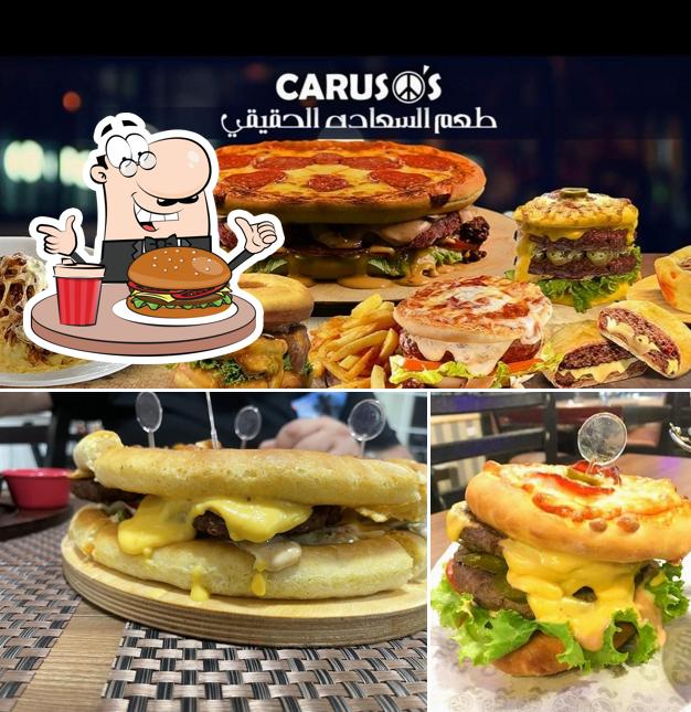 Tómate una hamburguesa en Caruso's American Cafe & Restaurant