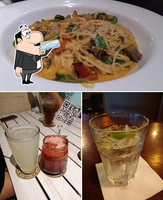 Observa las fotografías donde puedes ver bebida y comida en TGI Fridays