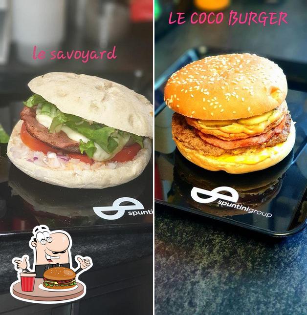 Commandez un hamburger à Friterie VAL et RAF