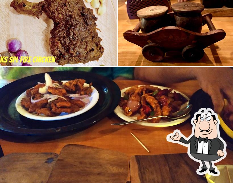 Among various things one can find interior and food at Kaara saaram Restaurant (கார சாரம் உணவகம்)