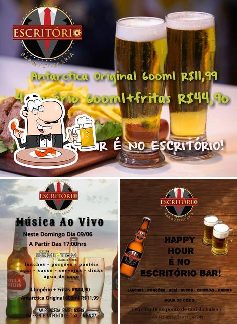 Desfute um copo de cerveja leve ou escura