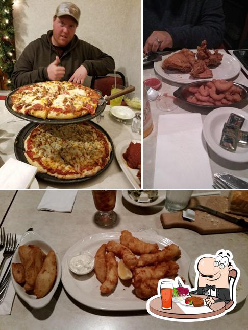 Столики и еда в DeRango's "The Pizza King" & Steakhouse