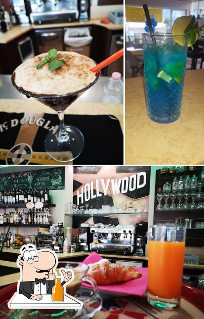 Goditi qualcosa da bere a Hollywood Cafe