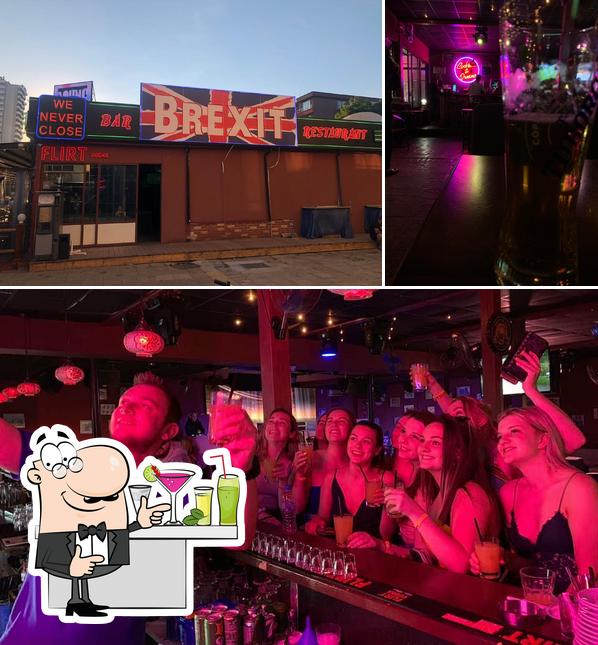 Посмотрите на это фото, где видны барная стойка и еда в Brexit Bar