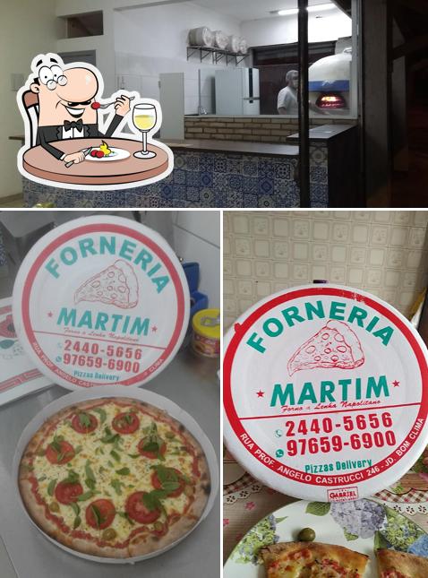 A imagem da comida e interior no Forneria Martim