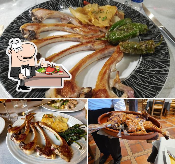 Pick different seafood items offered by Comidas Restaurante Los Templarios/ Posada del Medievo