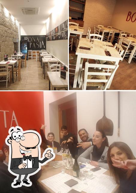 Dai un'occhiata agli interni di Bonapasta Pizzeria