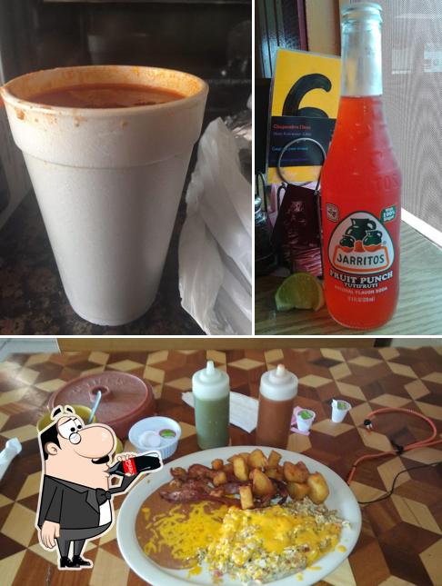 Напитки и еда - все это можно увидеть на этой фотографии из Taqueria Huentitan Jalisco